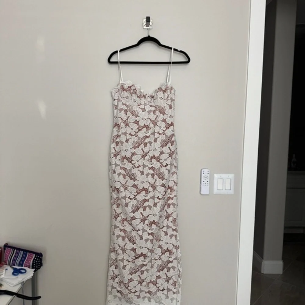 House of CB Pearl Floral Lace Gown Size M - Picture 3 of 6